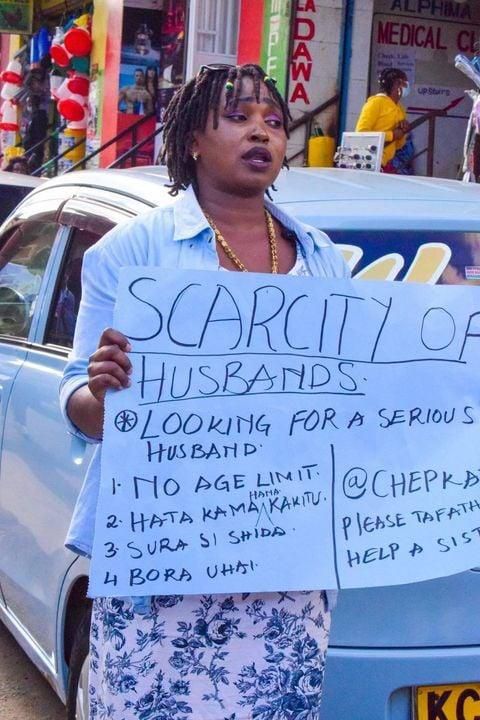 Sura sio shida, bora uhai- Lady takes to the streets to look for a husband with a placard (Photos)