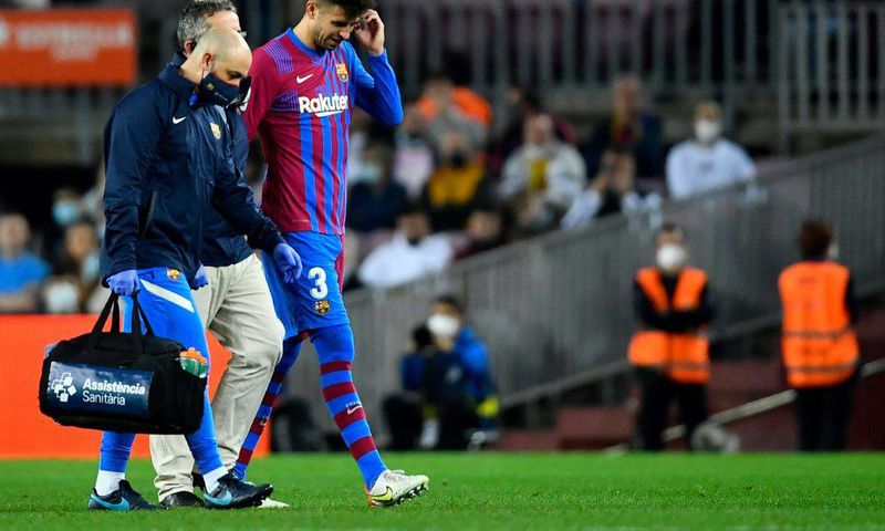 Gerard Pique goes off injured against Alaves