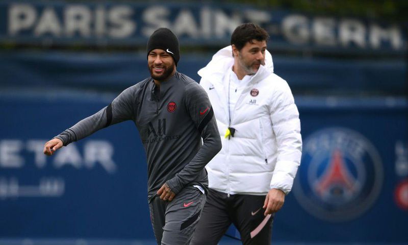 Neymar with PSG coach Mauricio Pochettino at a training session on Monday