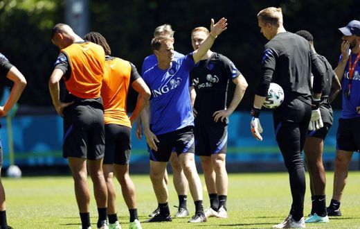 Frank de Boer with his players at a Dutch team training session this week