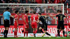 Bayern Munich striker Robert Lewandowski (C) celebrates after scoring from a free-kick at Union Berlin on Saturday
