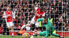 Bukayo Saka (2R) scored the crucial opening goal for Arsenal