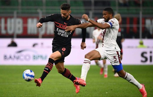Olivier Giroud (L) has scored four Serie A goals since moving to AC MIlan