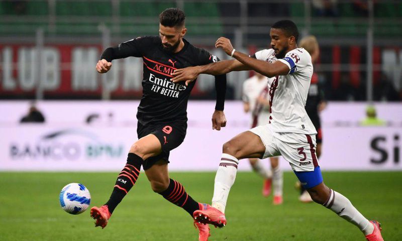 Olivier Giroud (L) has scored four Serie A goals since moving to AC MIlan