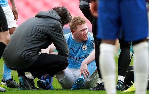 De Bruyne down: Kevin De Bruyne (centre)had to be replaced with an ankle injury during Manchester City's FA Cup semi-final against Chelsea