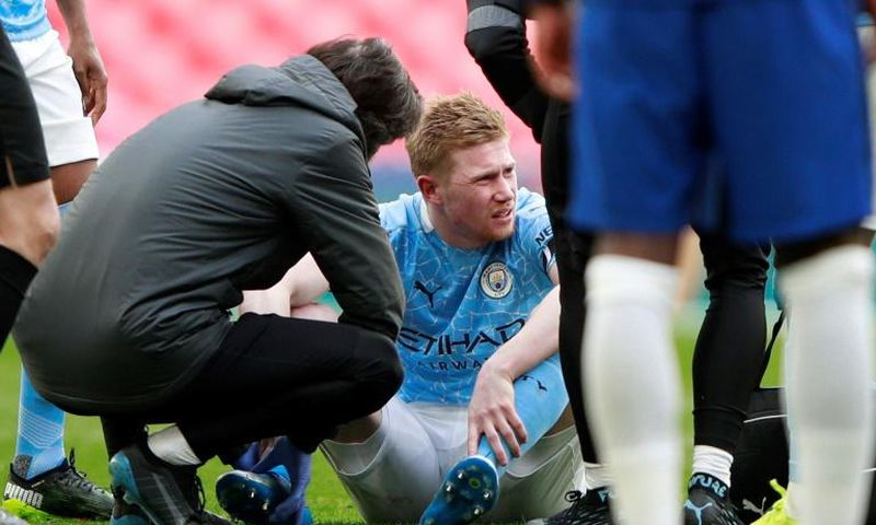 De Bruyne down: Kevin De Bruyne (centre)had to be replaced with an ankle injury during Manchester City's FA Cup semi-final against Chelsea