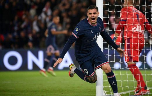 Mauro Icardi celebrates after scoring PSG's late winner against Lyon