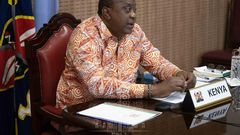 Viral video of President Uhuru strolling without security gets Kenyans talking