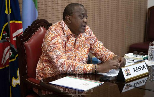 Viral video of President Uhuru strolling without security gets Kenyans talking