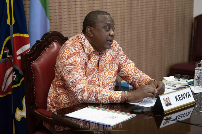 Viral video of President Uhuru strolling without security gets Kenyans talking