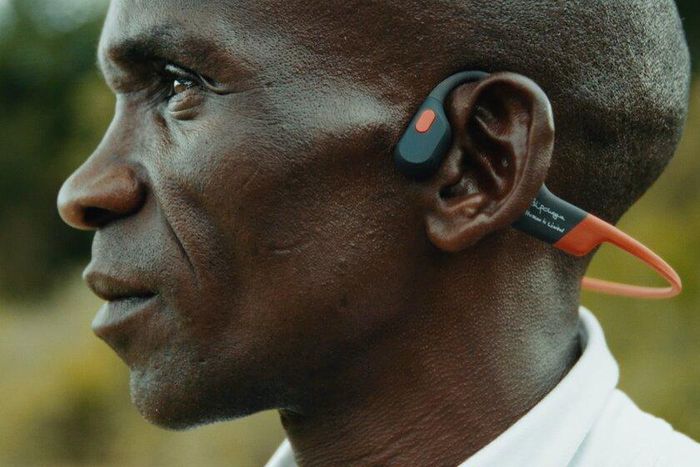 Eliud Kipchoge wearing his favourite brand of earphones