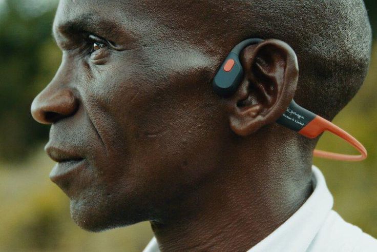 Eliud Kipchoge wearing his favourite brand of earphones
