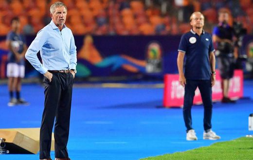 Stuart Baxter (L) watches South Africa playing Nigeria in a 2019 Africa Cup of Nations quarter-final in Egypt.