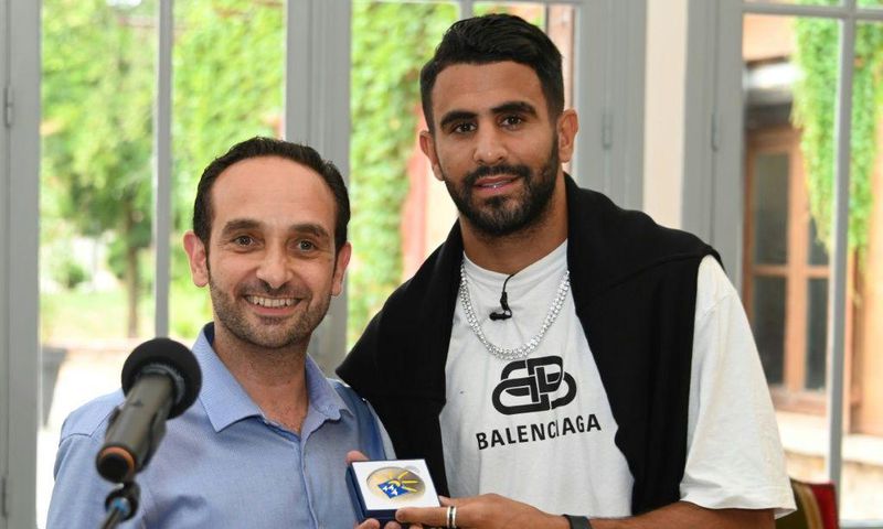 Riyad Mahrez with the mayor of Sarcelles in 2019