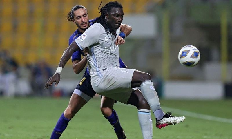 Bafetimbi Gomis holds of Esteghlal defender Siavash Yazdani