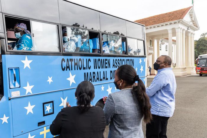 President Uhuru Kenyatta on Friday at State House, Nairobi donated ten buses to various secondary schools and community groups from across the country