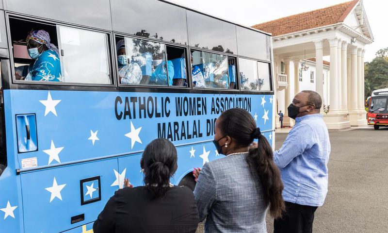President Uhuru Kenyatta on Friday at State House, Nairobi donated ten buses to various secondary schools and community groups from across the country