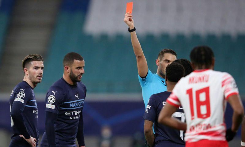 Manchester City defender Kyle Walker (2nd L) is sent off at RB Leipzig