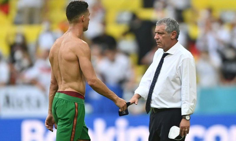 Portugal coach Fernando Santos consoles Cristiano Ronaldo after the defeat in Munich