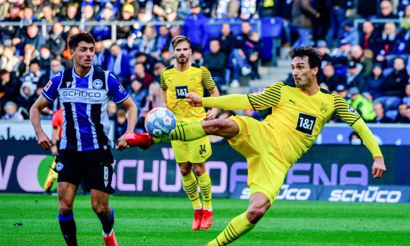 Dortmund defender Mats Hummels (R) scored Saturday with a superb volley