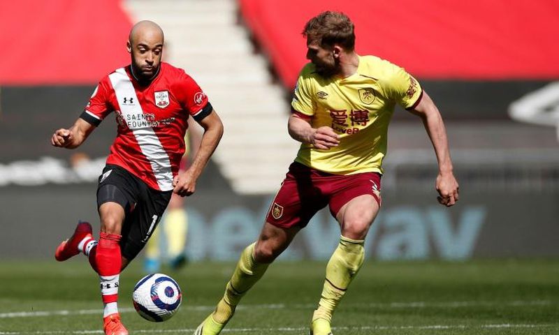 Southampton midfielder Nathan Redmond (L)