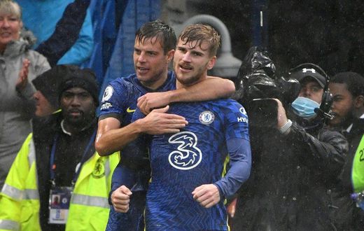 Chelsea's German striker Timo Werner (R)
