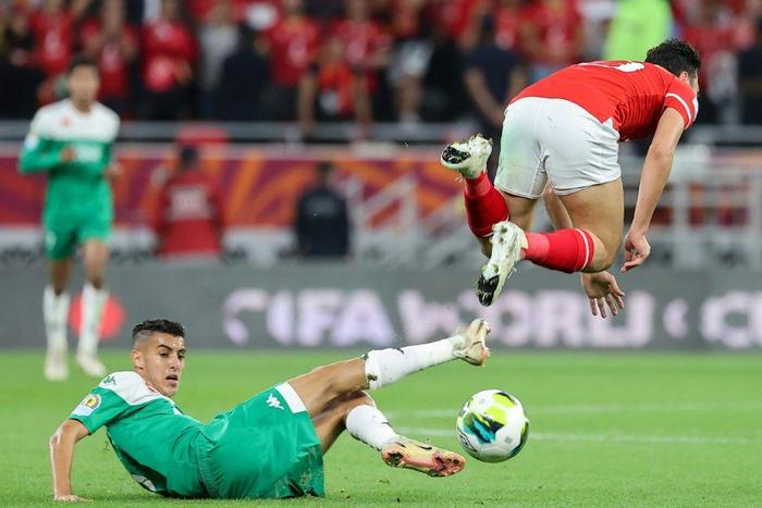 Akram Tawfik (R) of Al Ahly is tackled by Zakaria el Wardi (L) of Raja Casablanca during the CAF Super Cup match in Doha on Wednesday.