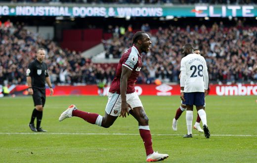 West Ham's Michail Antonio (C) celebrates scoring against Tottenham