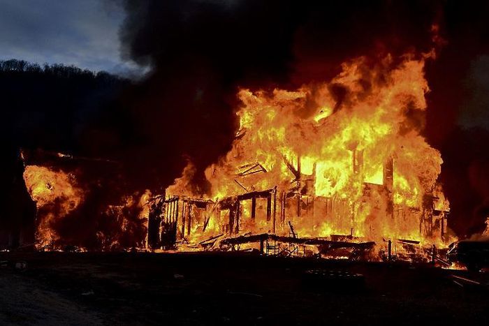 A house on fire (Twitter)