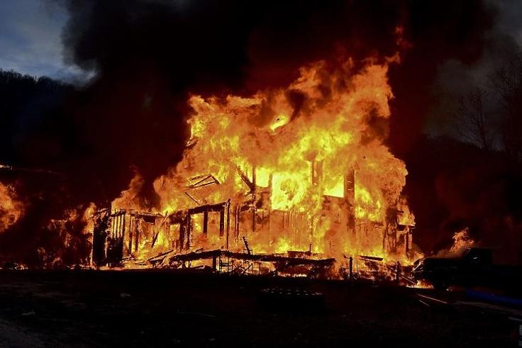 A house on fire (Twitter)