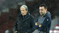 Barcelona coach Xavi (R) and Benfica boss Jorge Jesus (L)