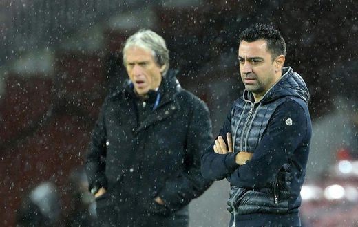 Barcelona coach Xavi (R) and Benfica boss Jorge Jesus (L)