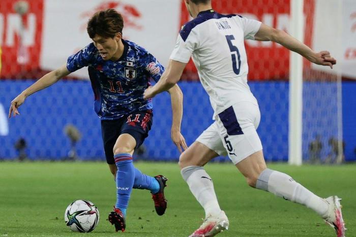 Japan midfielder Kyogo Furuhashi (L)