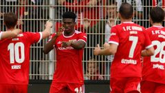 Union Berlin's Nigerian striker Taiwo Awoniyi (C) celebrates his goal on Sunday