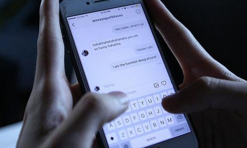 10 ways to slide into a babe's DM like a pro (Youth SG)