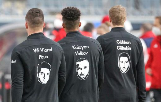 Frankfurt players wear shirts with names and portraits of victims of the Hanau shootings which took place one year ago