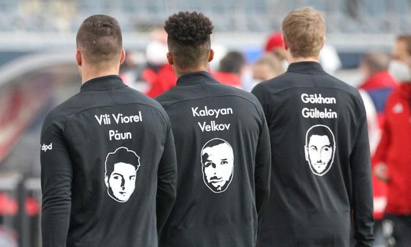Frankfurt players wear shirts with names and portraits of victims of the Hanau shootings which took place one year ago