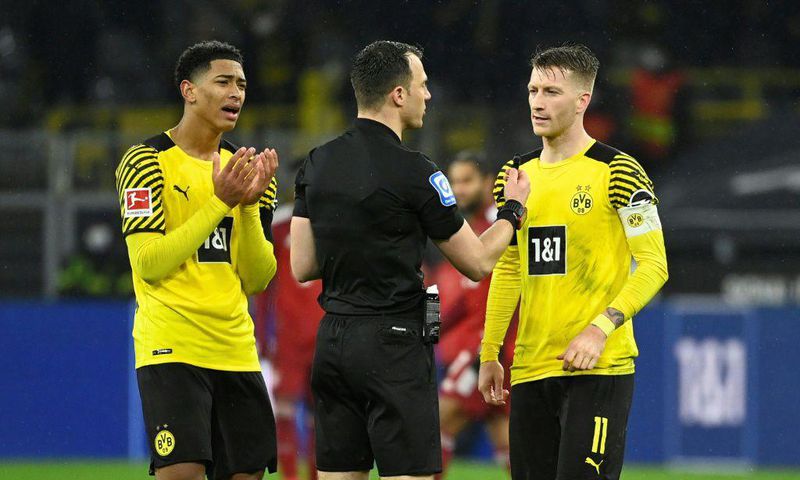 Dortmund midfielders Jude Bellingham (L) and Marco Reus (R) remonstrate with referee Felix Zwayer on Saturday
