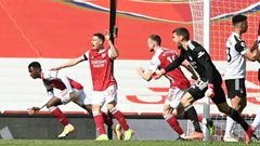 Arsenal striker Eddie Nketiah (L) celebrates scoring against Fulham