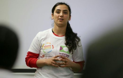 L'ancienne capitaine de l'équipe afghane de football féminin Khalida Popal, lors d'une réunion avec des jeunes femmes à Londres le 9 avril 2018