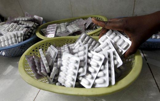 Ruth Munyao, a pharmacist, dispenses anti-retroviral (ARV) drugs at the Mater Hospital in Kenya's capital Nairobi, September 10, 2015.  REUTERS/Thomas Mukoya