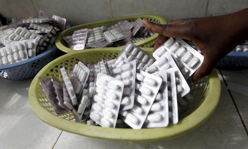 Ruth Munyao, a pharmacist, dispenses anti-retroviral (ARV) drugs at the Mater Hospital in Kenya's capital Nairobi, September 10, 2015.  REUTERS/Thomas Mukoya