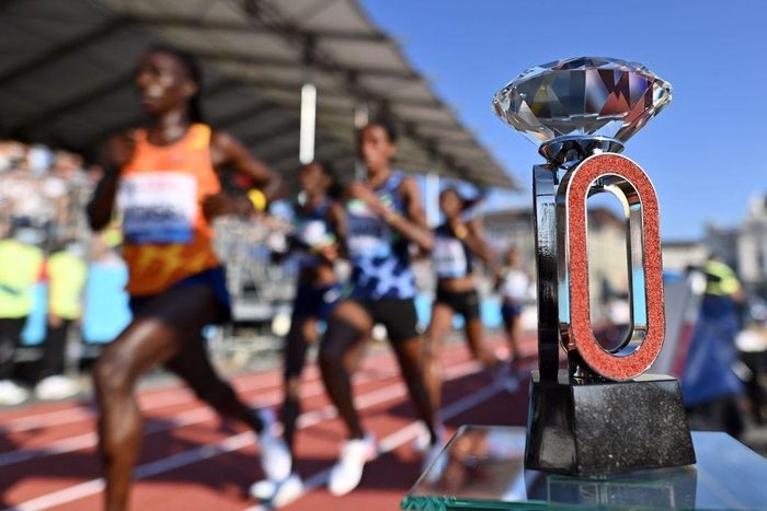 Athletes run by the Diamond League trophy as they compete in the women's 5000m at The Diamond League athletics meeting in Zurich on September 8, 2021 (Photo by Fabrice COFFRINI / AFP) (Photo by FABRICE COFFRINI/AFP via Getty Images)