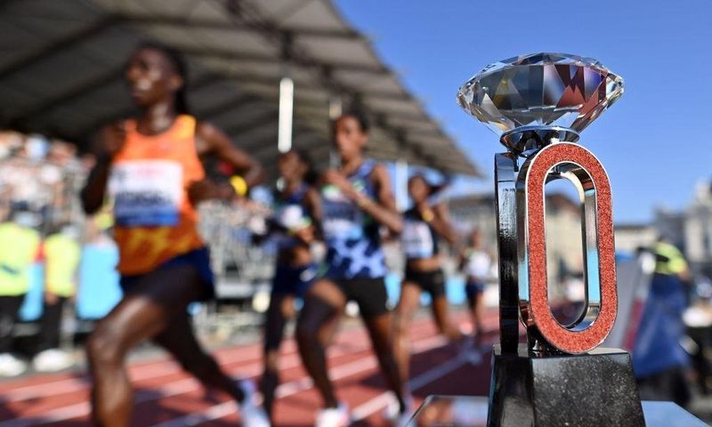 Athletes run by the Diamond League trophy as they compete in the women's 5000m at The Diamond League athletics meeting in Zurich on September 8, 2021 (Photo by Fabrice COFFRINI / AFP) (Photo by FABRICE COFFRINI/AFP via Getty Images)