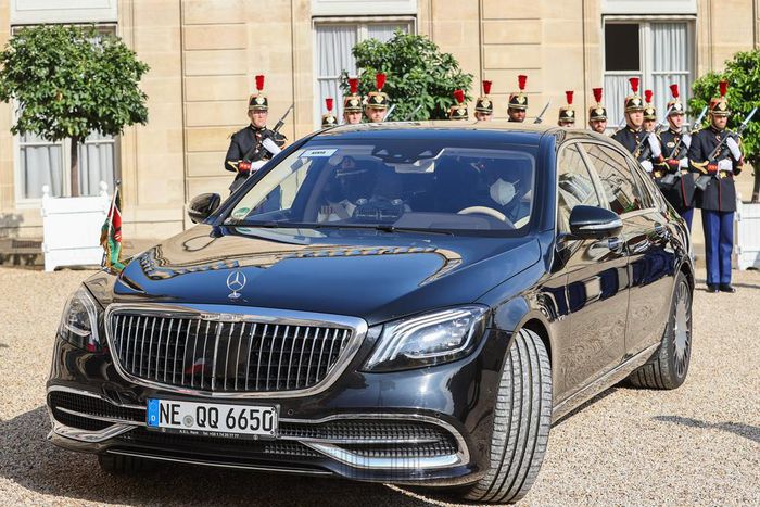 President Uhuru kenyatta's grand entrance in Sh20 million Maybach to French President Emmanuel Macron's home