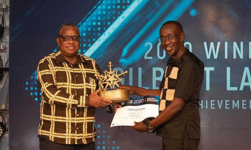 KPA Ag. Managing Director Amb. John Mwangemi (left) handing over certificate to winner of Lifetime Achievement Award Gilbert Langat at the EAMA 2020 Awards