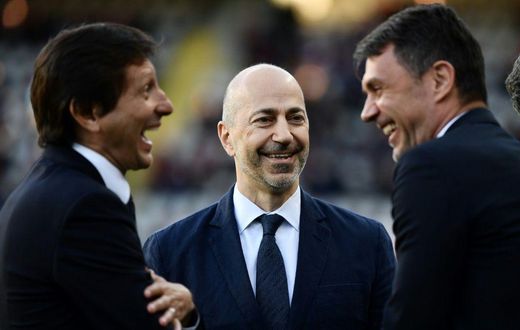 Milan's CEO Ivan Gazidis (C) previously worked with Arsenal.