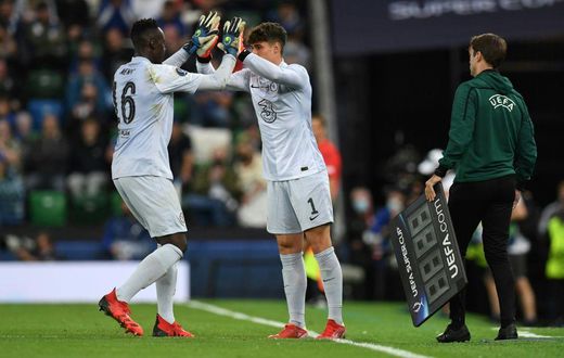 Chelsea goalkeeper Kepa Arrizabalaga (R) and Edouard Mendy (L)