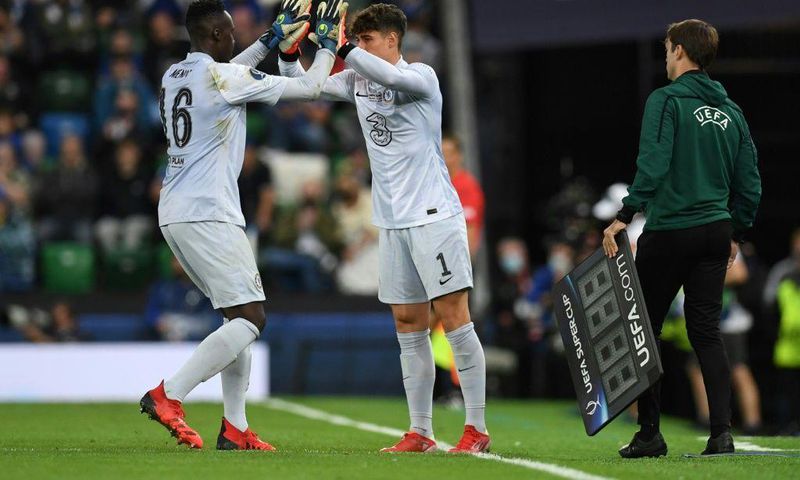 Chelsea goalkeeper Kepa Arrizabalaga (R) and Edouard Mendy (L)