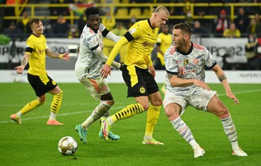 Bayern Munich defender Niklas Suele (R) managed to thwart Dortmund striker Erling Braut Haaland (C) on Tuesday in the German Super Cup